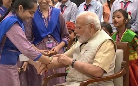 प्रधानमंत्री नरेंद्र मोदी को स्कूल की छात्राओं ने बांधी राखी, पीएम ने मुस्कुराकर जताया आभार