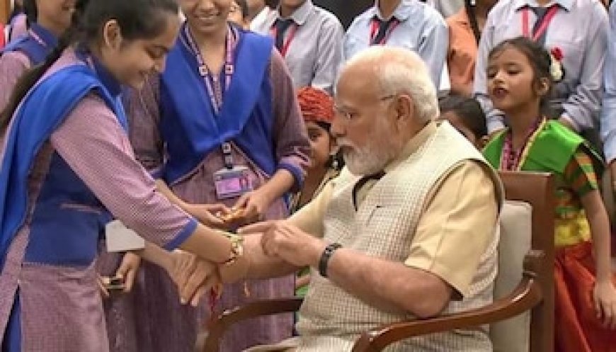 प्रधानमंत्री नरेंद्र मोदी को स्कूल की छात्राओं ने बांधी राखी, पीएम ने मुस्कुराकर जताया आभार