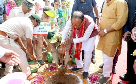 मुख्यमंत्री श्री शिवराज सिंह चौहान ने ओरछा में पौधरोपण किया