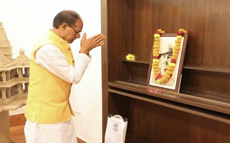 मुख्यमंत्री श्री चौहान ने अमर शहीद भगत सिंह के चित्र पर माल्यार्पण कर नमन किया