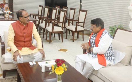 मुख्यमंत्री श्री चौहान से पूर्व मंत्री श्री विजयवर्गीय ने की सौजन्य भेंट