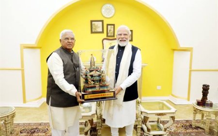 प्रधानमंत्री श्री मोदी का राज्यपाल श्री पटेल ने राजभवन में किया स्वागत