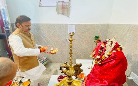 उप मुख्यमंत्री श्री शुक्ल ने विधानसभा परिसर स्थित माँ भवानी शंकर मंदिर में पूजन किया