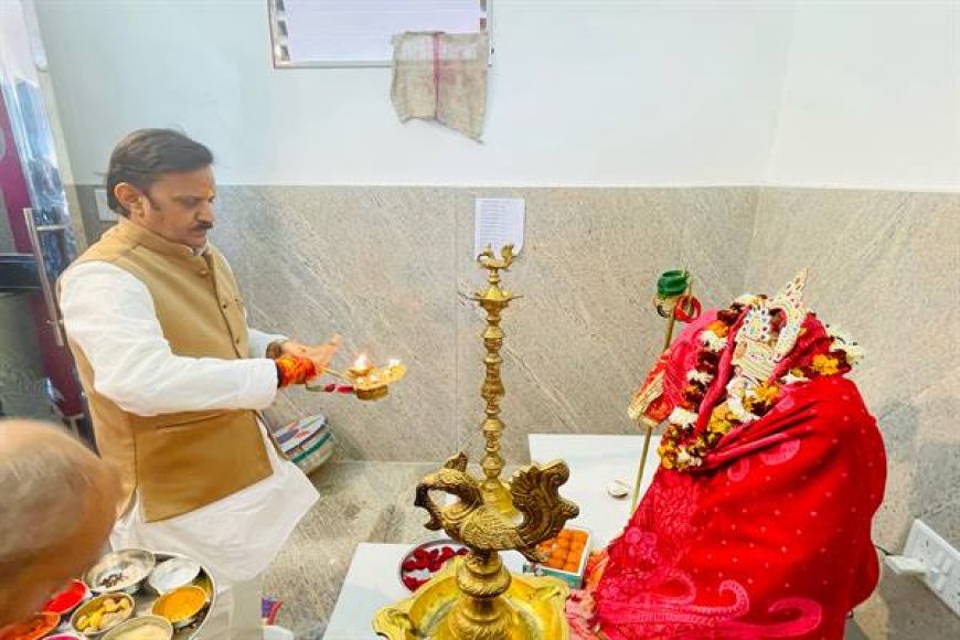 उप मुख्यमंत्री श्री शुक्ल ने विधानसभा परिसर स्थित माँ भवानी शंकर मंदिर में पूजन किया