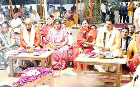 मुख्यमंत्री डॉ. मोहन यादव श्री स्वामी नारायाण आश्रम में श्री अतिरुद्र महायज्ञ पूजन में सपत्नीक शामिल हुए