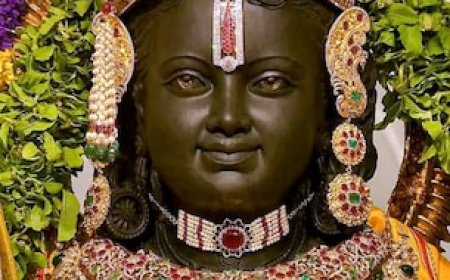 नयनाभिराम हैं रामलला की मूरत: सोने का मुकुट, कौस्तुभ मणि-वैजयंती माला से सजी मनमोहक छवि