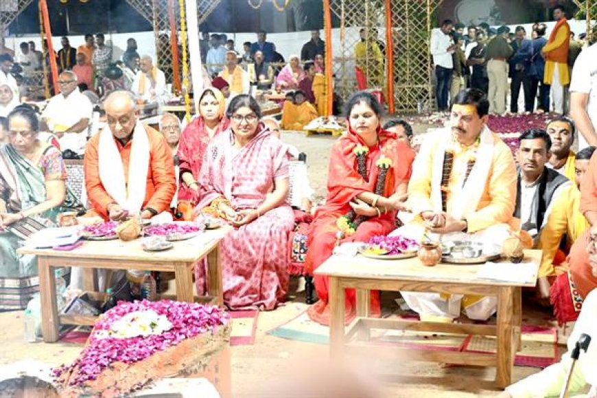 मुख्यमंत्री डॉ. मोहन यादव श्री स्वामी नारायाण आश्रम में श्री अतिरुद्र महायज्ञ पूजन में सपत्नीक शामिल हुए