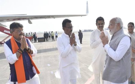 प्रधानमंत्री श्री नरेन्द्र मोदी को इंदौर विमानतल पर भावभीनी विदाई