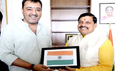 मुख्यमंत्री डॉ. यादव को भेंट किया गया असम में बना विशेष तिरंगा