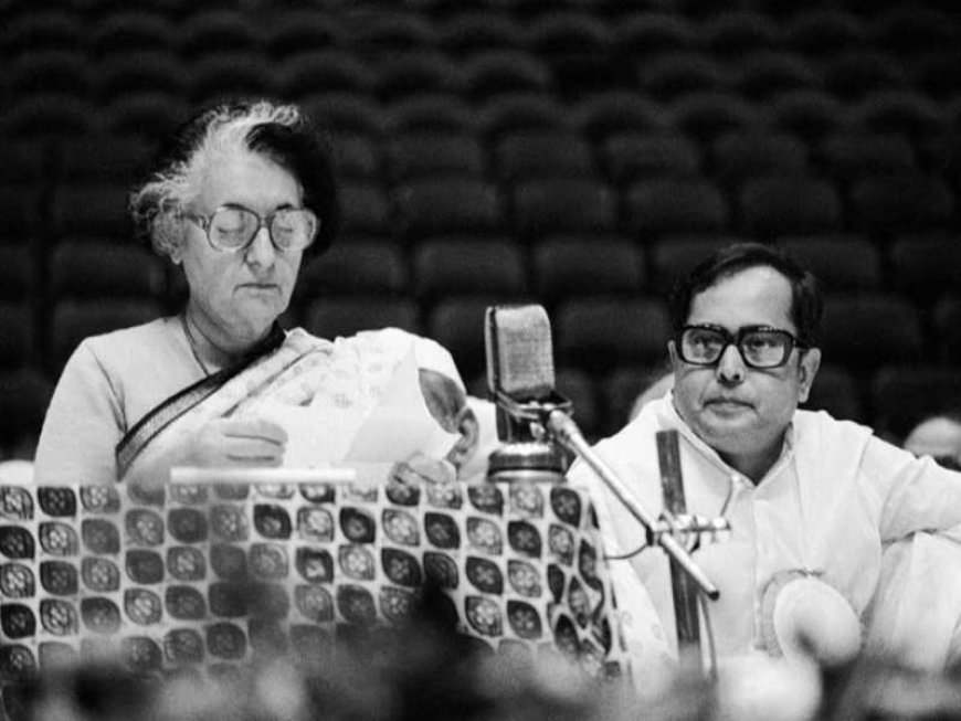 प्रणब मुखर्जी इंदिरा के अंधभक्त थे, उनसे पूछकर कपड़े पहनते थे', जानें क्या-क्या बोलीं पूर्व राष्ट्रपति की बेटी?