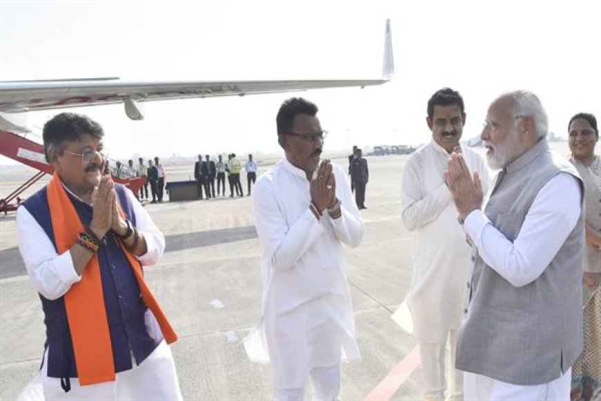 प्रधानमंत्री श्री नरेन्द्र मोदी को इंदौर विमानतल पर भावभीनी विदाई