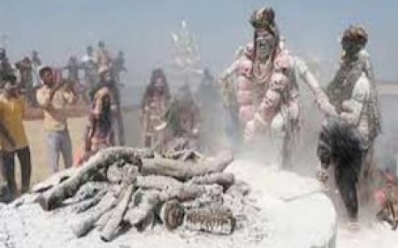 रंग-गुलाल से नहीं काशी के इस घाट पर खेली जाती है चिता की राख और भस्म से होली, जानें वजह