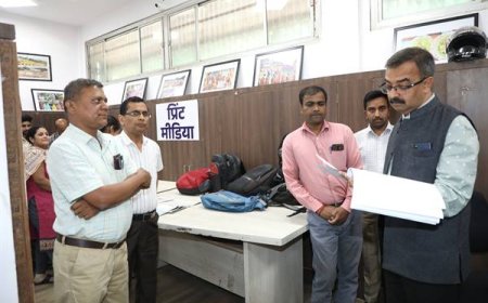 मुख्य निर्वाचन पदाधिकारी श्री राजन ने मीडिया मॉनिटरिंग प्रकोष्ठ का किया निरीक्षण