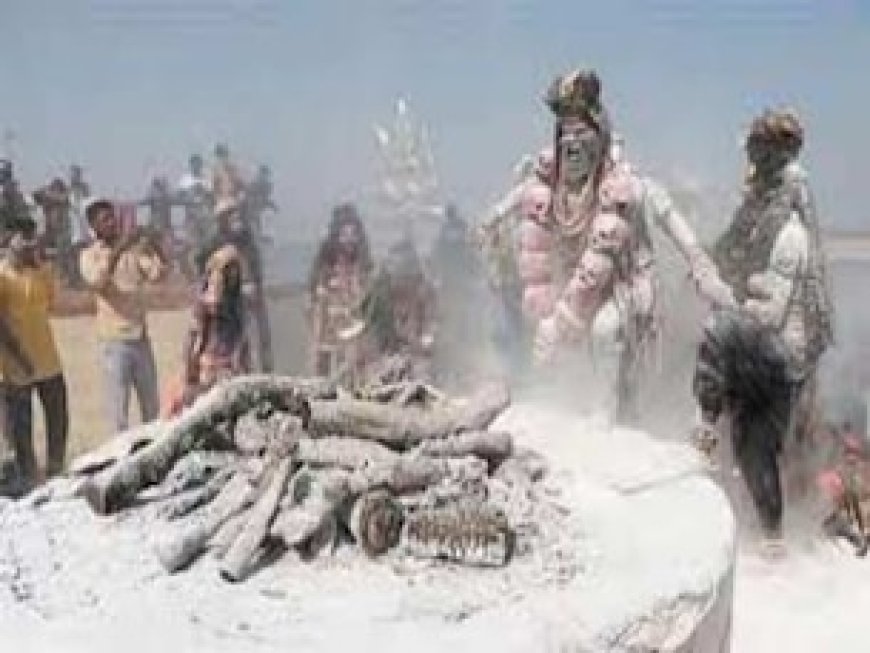 रंग-गुलाल से नहीं काशी के इस घाट पर खेली जाती है चिता की राख और भस्म से होली, जानें वजह