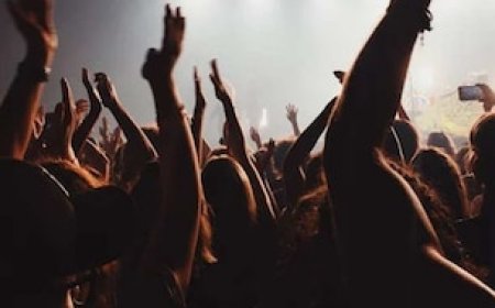 कीर्तन-भजन में ताली क्यों बजाने लगते हैं लोग? असली वजह ऐसी कि.. आप सोच भी नहीं सकते