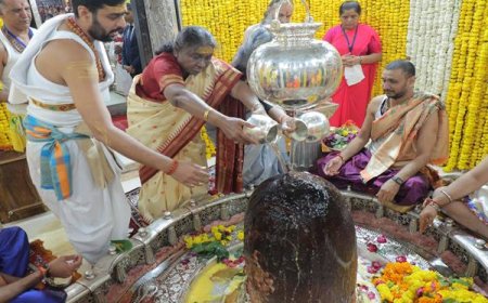 राष्ट्रपति श्रीमती द्रौपदी मुर्मु ने महाकाल मंदिर में दर्शन कर पूजन अर्चन किया नन्दी मण्डप में ध्यान भी किया