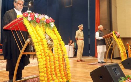 राज्यपाल श्री पटेल ने मुख्य न्यायाधिपति को शपथ दिलाई