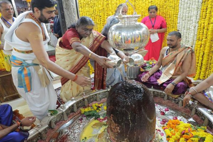 राष्ट्रपति श्रीमती द्रौपदी मुर्मु ने महाकाल मंदिर में दर्शन कर पूजन अर्चन किया नन्दी मण्डप में ध्यान भी किया