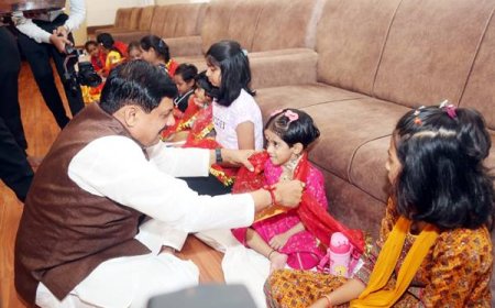 मुख्यमंत्री डॉ. यादव ने कन्या-पूजन और कन्या-भोज की सनातन परंपरा का किया पालन