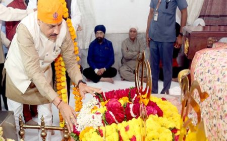मुख्यमंत्री डॉ. यादव ने गुरू नानक जयंती पर गुरुग्रंथ साहब के दरबार में मत्था टेका
