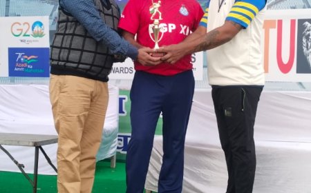 स्व. श्री कैलाश सारंग स्मृति आठवीं मास्टर्स कप क्रिकेट प्रतियोगिता : वेटरन ग्रुप मे मयंक मास्टर्स ने मीडिया मास्टर्स को 35 रन से हराया जबकि विभागीय ग्रुप मे कमिश्नर XI नगर निगम ने डीजीपी इलेवन को 5 विकेट से हराया