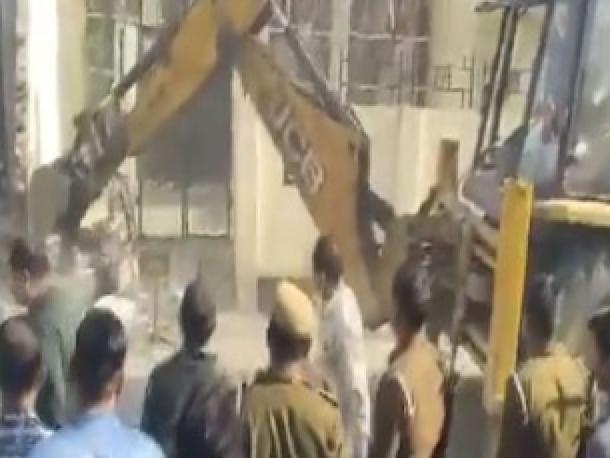 सुप्रीम कोर्ट की वार्निंग, लंबी-चौड़ी गाइडलाइंस के बावजूद, संभल में दबा के दौड़ा 'बाबा' का बुलडोजर; कैसे?