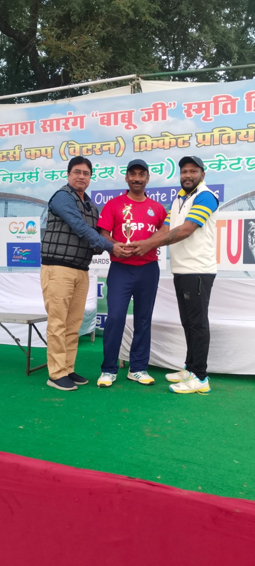 स्व. श्री कैलाश सारंग स्मृति आठवीं मास्टर्स कप क्रिकेट प्रतियोगिता : वेटरन ग्रुप मे मयंक मास्टर्स ने मीडिया मास्टर्स को 35 रन से हराया जबकि विभागीय ग्रुप मे कमिश्नर XI नगर निगम ने डीजीपी इलेवन को 5 विकेट से हराया