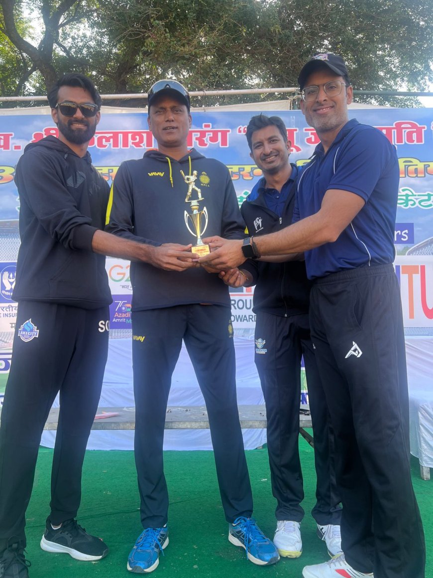 स्व. श्री कैलाश सारंग स्मृति आठवीं मास्टर्स कप क्रिकेट प्रतियोगिता : वेटरन ग्रुप मे मयंक मास्टर्स ने मीडिया मास्टर्स को 35 रन से हराया जबकि विभागीय ग्रुप मे कमिश्नर XI नगर निगम ने डीजीपी इलेवन को 5 विकेट से हराया