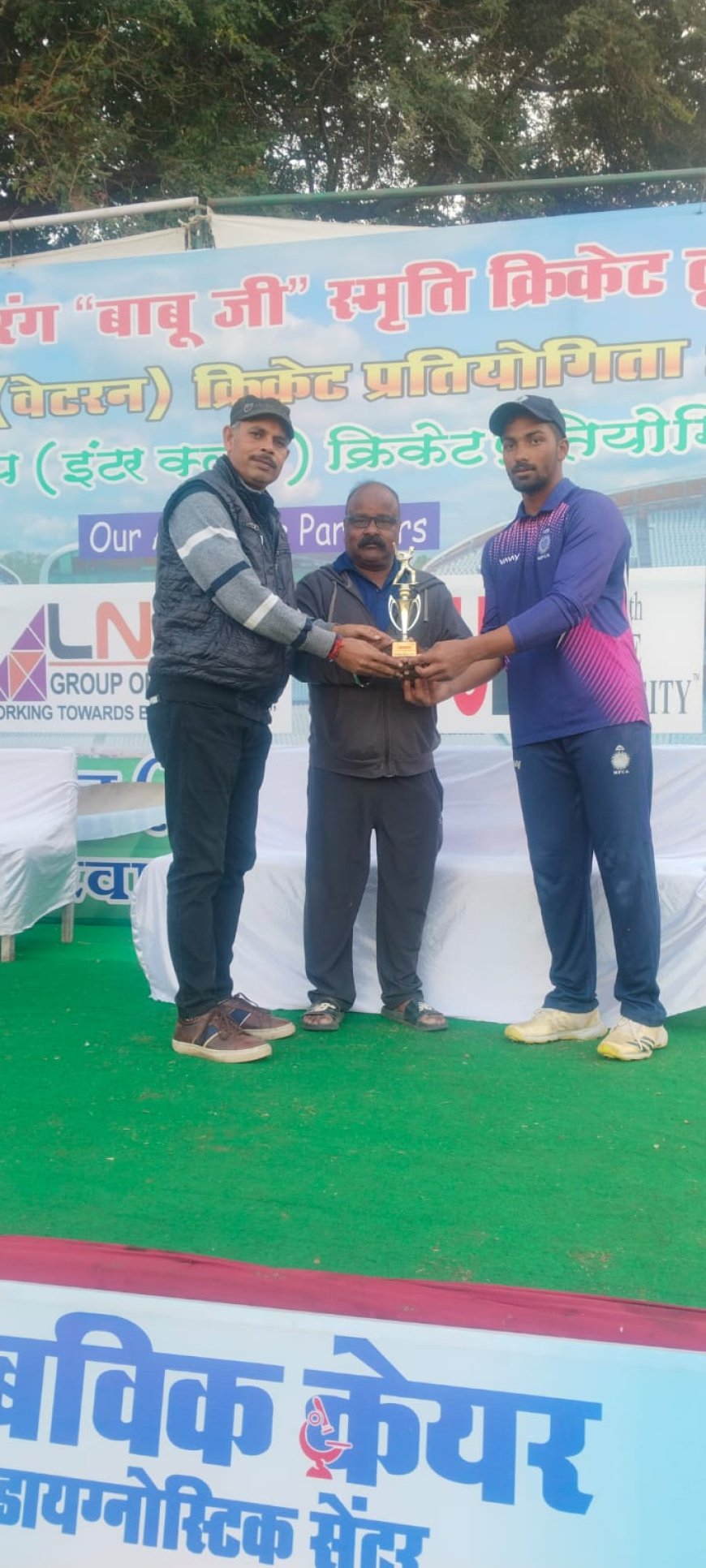 स्व. श्री कैलाश सारंग स्मृति आठवीं मास्टर्स कप क्रिकेट प्रतियोगिता : वेटरन ग्रुप मे डॉ० सुशील सिंह ठाकुर की घातक गेन्दबाज़ी से मयंक चतुर्वेदी अकादमी मास्टर्स ने भोपाल स्ट्राइकर्स को हराया                            इंटरक्लब ग्रुप मे रोमांचक मैच मे एनसीसीसी ने फेथ क्रिकेट अकादमी को 3 विकेट से हराया