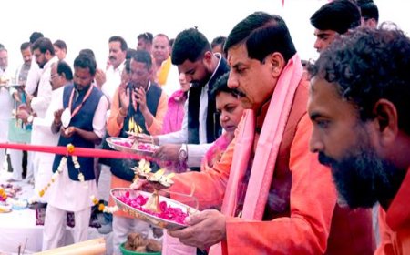 मुख्यमंत्री डॉ. यादव ने ओंकारेश्वर में माँ नर्मदा की पूजा-अर्चना कर प्रदेश की समृद्धि की कामना की