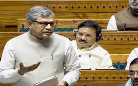 क्या रेलवे काउंटर से लिया गया ट्रेन टिकट ऑनलाइन किया जा सकता है रद्द? संसद में अश्विनी वैष्णव ने दी जानकारी