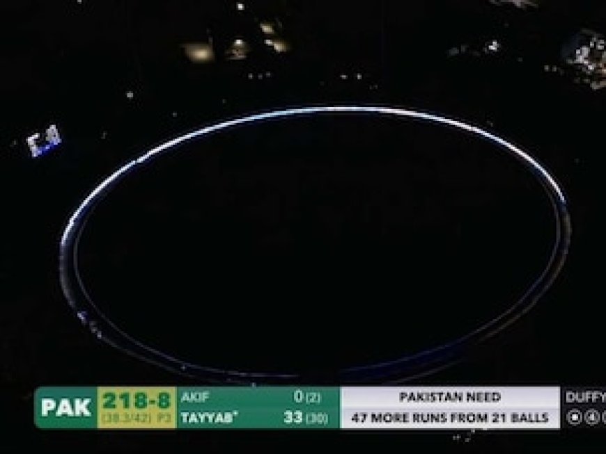 PAK vs NZ, 3rd ODI: लाइव मैच में फ्लडलाइट्स ने दिया धोखा, स्टेडियम में अचानक छा गया अंधेरा... सोशल मीडिया पर लोगों ने उड़ाया मजाक