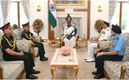 ऑपरेशन सिंदूर में मिली सफलता की राष्ट्रपति द्रौपदी मुर्मू ने की सराहना, सीडीएस समेत तीनों सेनाओं के प्रमुख रहे मौजूद