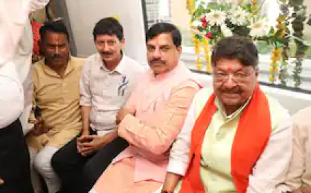 नई-नवेली इंदौर मेट्रो में सफर करते दिखे CM मोहन यादव, पहले दिन संचालन का लिया जायजा