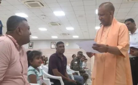आप स्कूल में एडमिशन करवा दो...' CM योगी के सामने बच्ची ने जाहिर की अपनी पढ़ने की इच्छा, सीएम ने दिया निर्देश