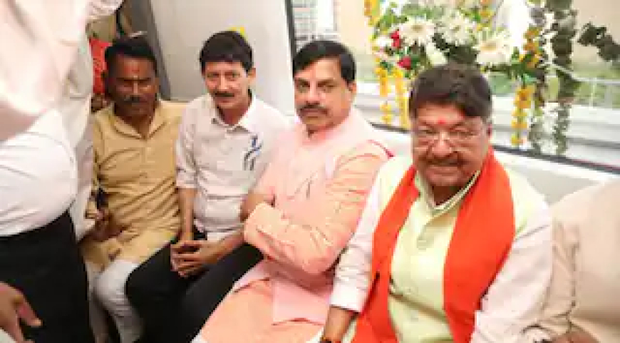 नई-नवेली इंदौर मेट्रो में सफर करते दिखे CM मोहन यादव, पहले दिन संचालन का लिया जायजा