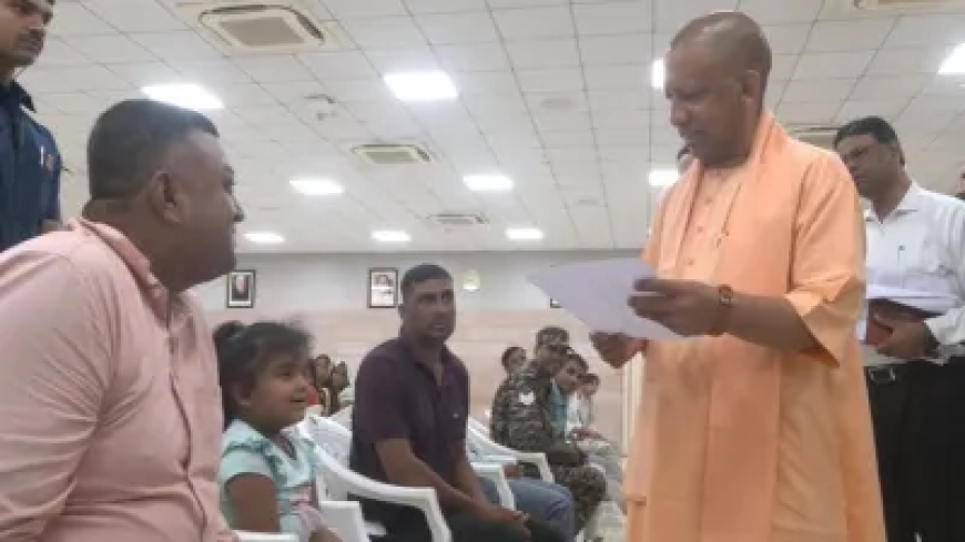 आप स्कूल में एडमिशन करवा दो...' CM योगी के सामने बच्ची ने जाहिर की अपनी पढ़ने की इच्छा, सीएम ने दिया निर्देश
