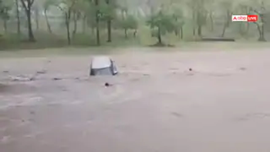 सड़क बनी नदी, तेज बहाव में बह गई कार, शख्स ने कूदकर बचाई जान, देखें खतरनाक वीडियो