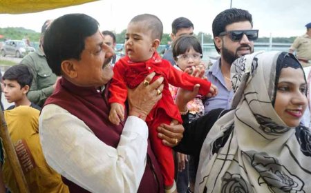 "काफिले की रफ्तार थमी, रिश्तों की डोर बंधी: भुट्टा बेचने वाली बहन से मिले मुख्यमंत्री