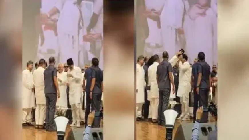 सीएम नीतीश ने मुस्लिम टोपी पहनने से इनकार किया! मंत्री जमा खान पहना रहे थे मुस्लिम टोपी