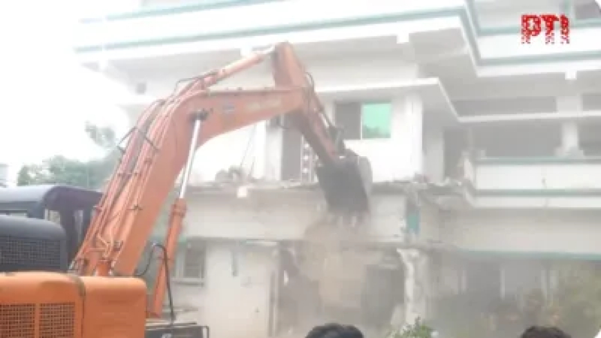 मछली परिवार के साम्राज्य का ‘आखिरी किला' ध्वस्त, 22 करोड़ के तीन मंजिला मकान पर चला बुलडोजर