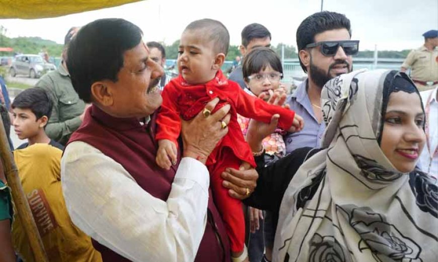 "काफिले की रफ्तार थमी, रिश्तों की डोर बंधी: भुट्टा बेचने वाली बहन से मिले मुख्यमंत्री