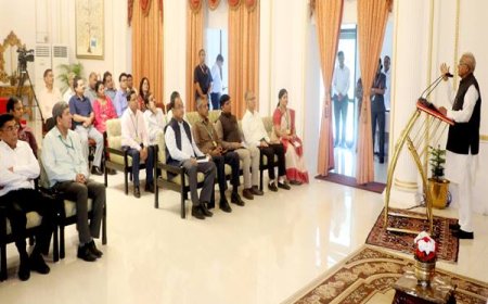 अपने अनुभव और प्रयासों से वंचित और गरीबों की मदद करें : राज्यपाल श्री पटेल