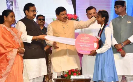 CM मोहन यादव ने 7832 बच्चों को गिफ्ट की स्कूटी, पीछे बैठकर घूमे भी, विद्यार्थियों को दी खास सलाह