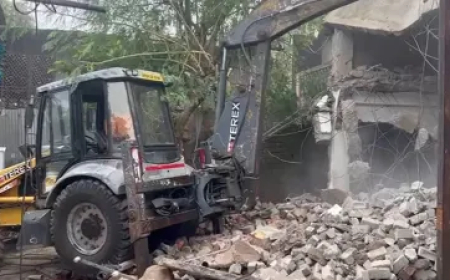 लव जिहाद' गैंग पर भोपाल में बड़ा एक्शन, आरोपी साद और साहिल के घर पर चला बुलडोजर