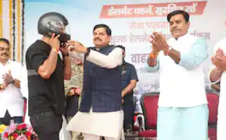 मध्य प्रदेश: CM मोहन यादव ने बांटे फ्री हेलमेट, बोले- 'ये है जीवन का सुरक्षा कवच'