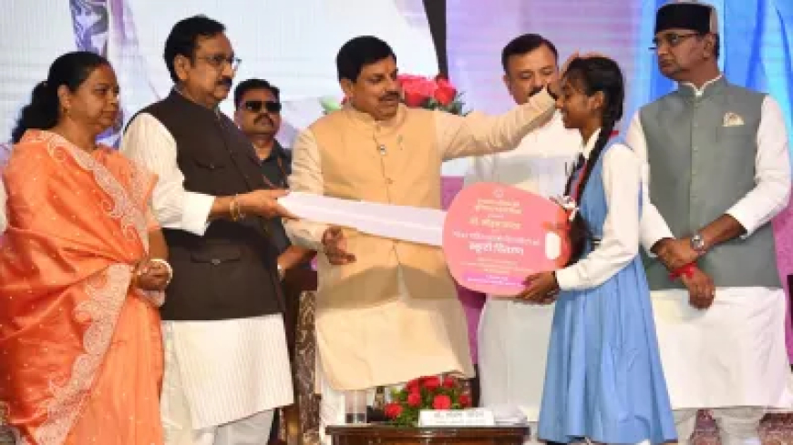 CM मोहन यादव ने 7832 बच्चों को गिफ्ट की स्कूटी, पीछे बैठकर घूमे भी, विद्यार्थियों को दी खास सलाह