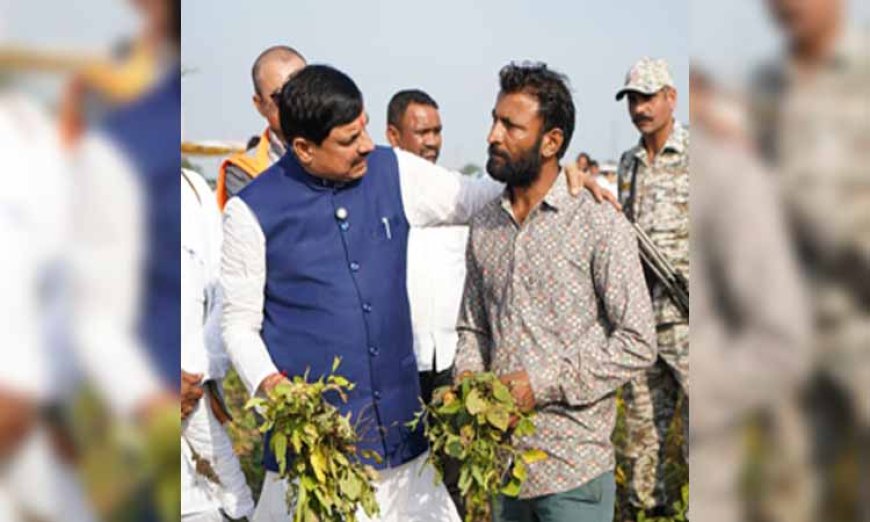 खुद उतरे खेतों में-अन्नदाताओं को लगाया गले, आपको इमोशनल कर देगा सीएम डॉ. मोहन का ये अंदाज