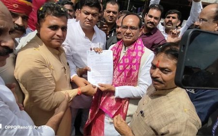 केंद्रीय कृषि मंत्री का विरोध करने पहुंचे कांग्रेसी, शिवराज बोले- मैं तो सभी का मामा हूं,  तो थमा दिया गुलाब का फूल