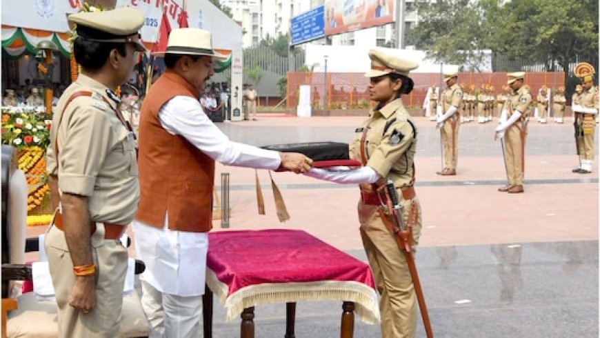 पुलिस स्मृति दिवस परेड: मुख्यमंत्री यादव ने शहीदों को दी श्रद्धांजलि, परिजनों से भी की मुलाकात